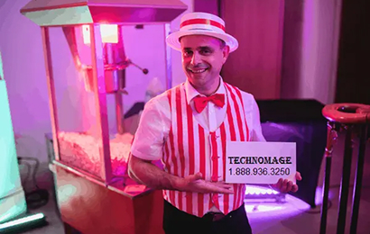 Employés lors d'un événement cinéma qui sert du maïs soufflés