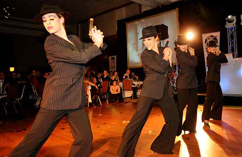 Groupe de quatre femmes faisant une pose de mafia