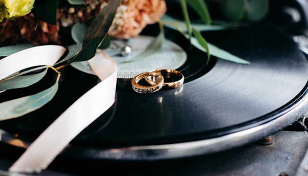 Alliances de mariage sur un tourne disque