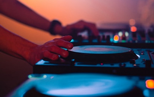 Disque de DJ avec lumières de soirée