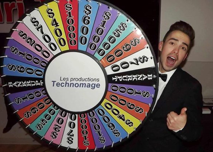 Homme habillé en croupier de casino avec une roue de la fortune