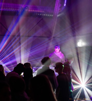 Spectacle de musique avec DJ et lumières