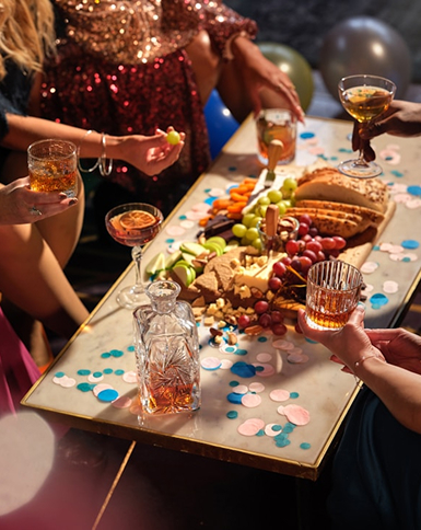 Table remplie d'entrées pour party de noël