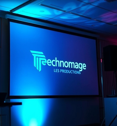 Projection audiovisuelle sur un écran lors d'un événement