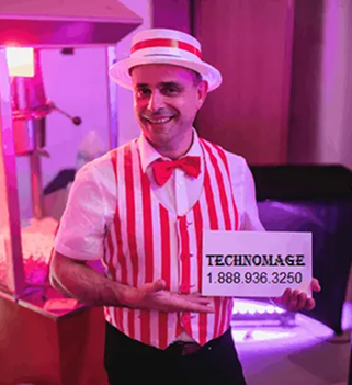 Forain souriant avec une machine à maïs soufflé