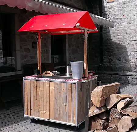 Stand avec un évier, un sceau et du bois de chauffage