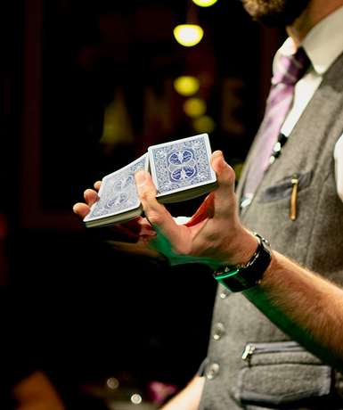 Magicien montrant des cartes à jouer