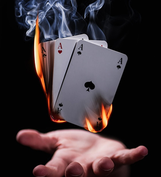 Cartes en feu en lévitation au dessus d'une main