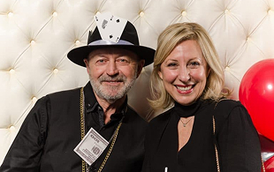 Une homme et une femme posant dans un photobooth sur le thème Casino Royale