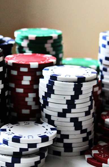 Jetons de poker rouges, verts et blancs empilés, ambiance casino et jeu d’argent