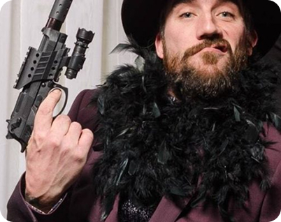 Un homme déguisé en bandit