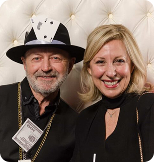 Deux personnes habillées en tenue de casino