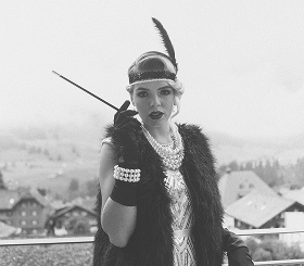 Femme habillée en tenue glamour vintage des années 20