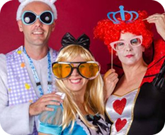 Trois personnes avec des lunettes de fête