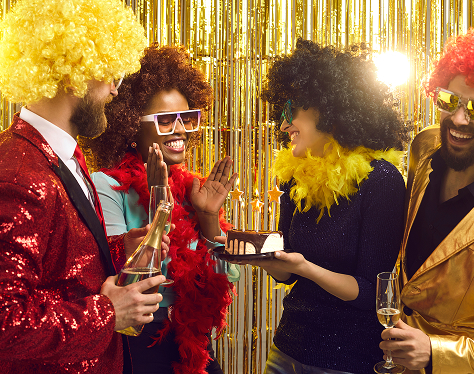 Personnes costumées dans une soirée à thème organisée par Les Productions Technomage