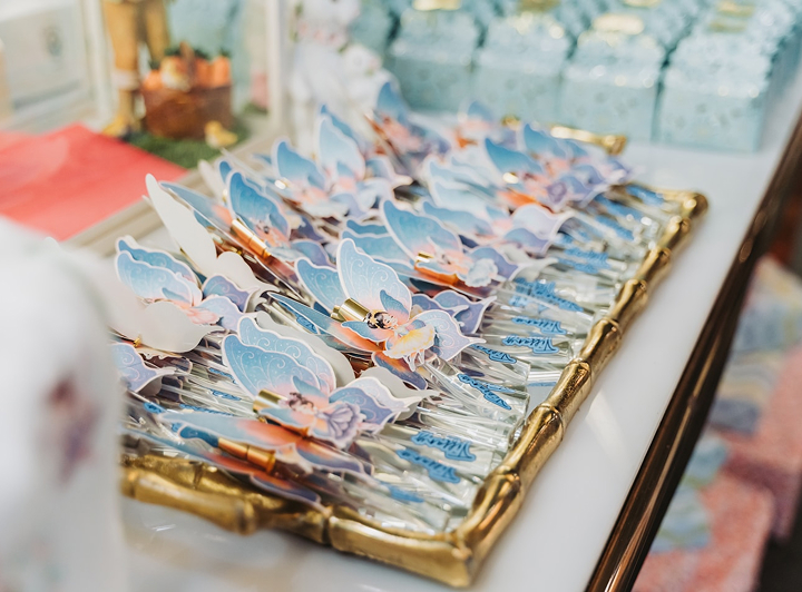 Table avec des cadeaux pour les invités